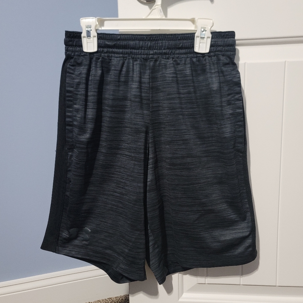 Men's Black Under Armour Shoets Small
